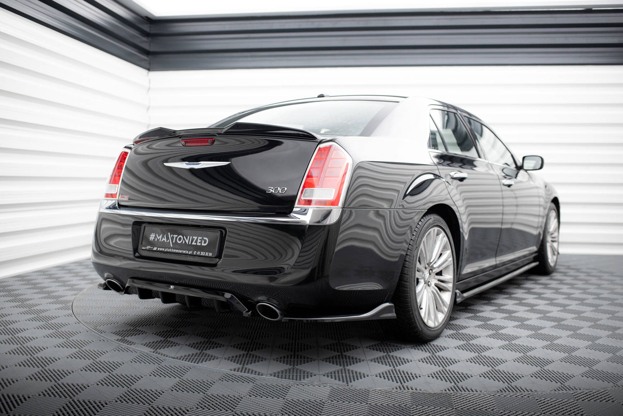 Maxton Design Central Rear Splitter (Vertical Bars) Chrysler 300 Mk2