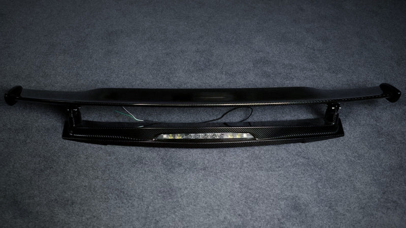 Carbon fibre rear spoiler for Mercedes-AMG GT and GT S C190, full front view with centre light